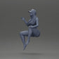 Diorama modelbouw productfoto 10: Diorama figuur: Zittende vrouwelijke miniatuur, blauwe top & shorts, pet, blote voeten - ontspannen pose (Ref Nr. A133)