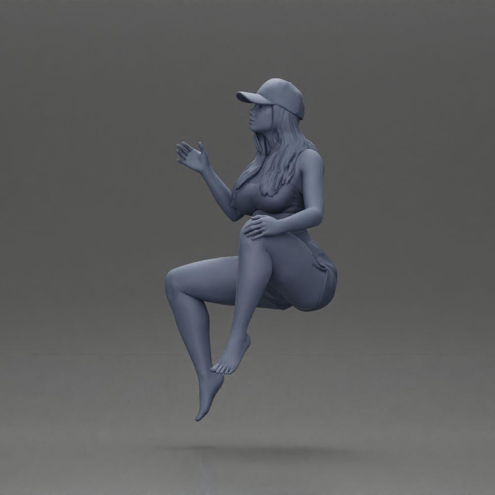 Diorama modelbouw productfoto 10: Diorama figuur: Zittende vrouwelijke miniatuur, blauwe top & shorts, pet, blote voeten - ontspannen pose (Ref Nr. A133)