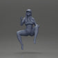 Diorama modelbouw productfoto 11: Diorama figuur: Zittende vrouwelijke miniatuur, blauwe top & shorts, pet, blootsvoets - ontspannen pose (Ref Nr. A133)