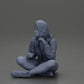 Diorama modelbouw productfoto 20: Diorama-miniatuur: Zittende vrouw in jas en shorts met open paraplu (Ref Nr. A85)