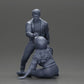 Diorama modelbouw productfoto 19: Miniatuur-diorama: Man helpt gevallen motorrijdster, houdt motorhelm vast (Ref Nr. A91)