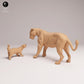 Productfoto Dierfiguur Diorama, Modelbouw: 0: Wilde dieren Figuren: Leeuwin in gevecht met Honingdas (Ref 25_08_01)