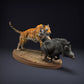 Productfoto Dierfiguur Diorama, Modelbouw: 0: Wilde Dieren Figuren: Bengaalse Tijger en Indisch Wildzwijn – Jacht scène (Ref 01_01_81)