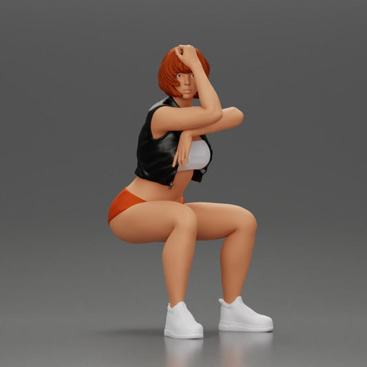 Diorama modelbouw productfoto 0: Zittende miniatuurfiguur: Vrouw met korte leren jas, top, shorts en sneakers (Ref Nr. A61)