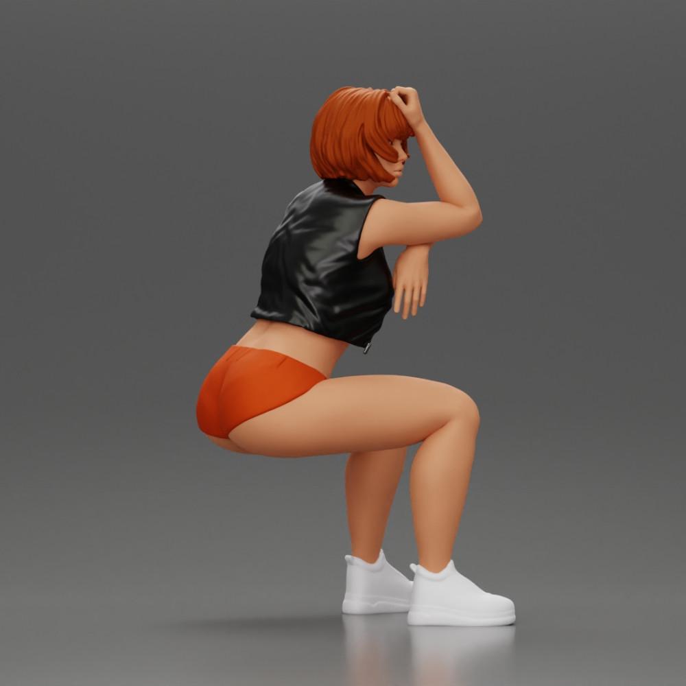 Diorama modelbouw productfoto 1: Zittende miniatuurfiguur: Vrouw met korte leren jas, top, shorts en sneakers (Ref Nr. A61)