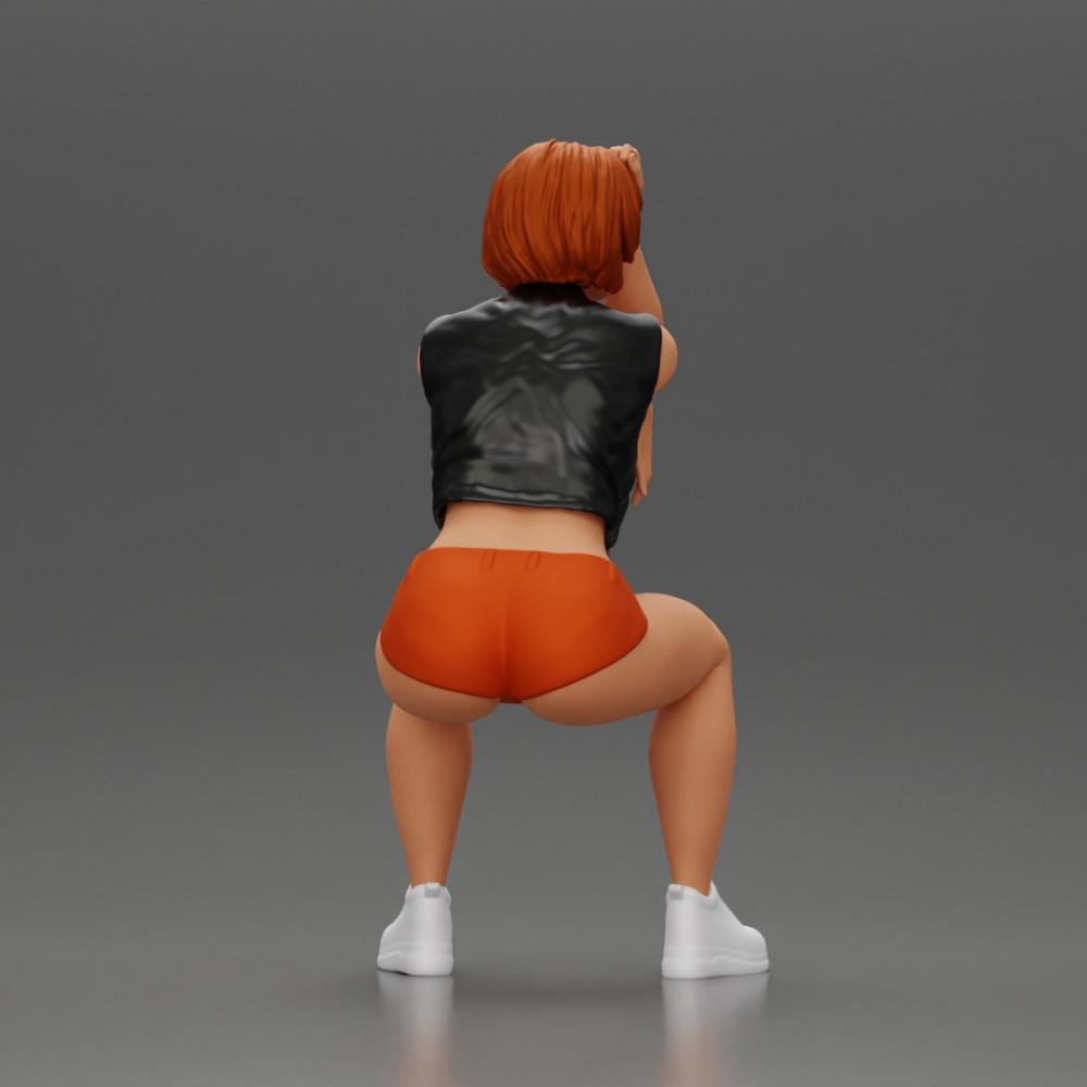 Diorama modelbouw productfoto 2: Zittende miniatuurfiguur: Vrouw met korte leren jas, top, shorts en sneakers (Ref Nr. A61)