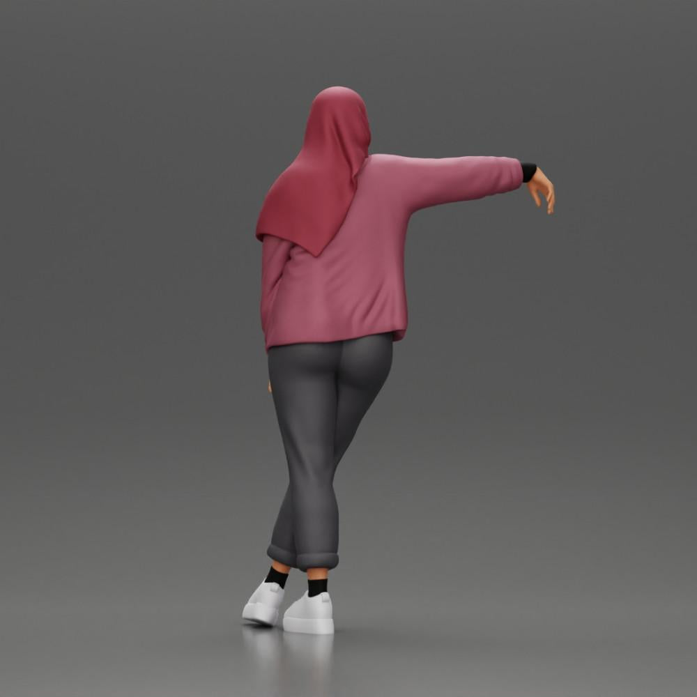 Diorama modelbouw productfoto 3: Diorama-figuur vrouw met hoofddoek en jas, leunend tegen de auto, arm uitgestrekt (Ref Nr. A59)