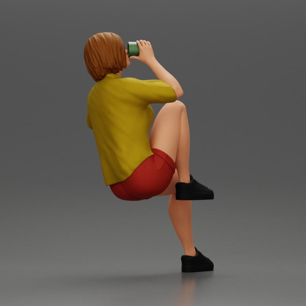 Diorama modelbouw productfoto 3: Miniatuur: Zittende jonge vrouw op stoel, gebogen been, drinkt uit een beker (Ref Nr. A57)