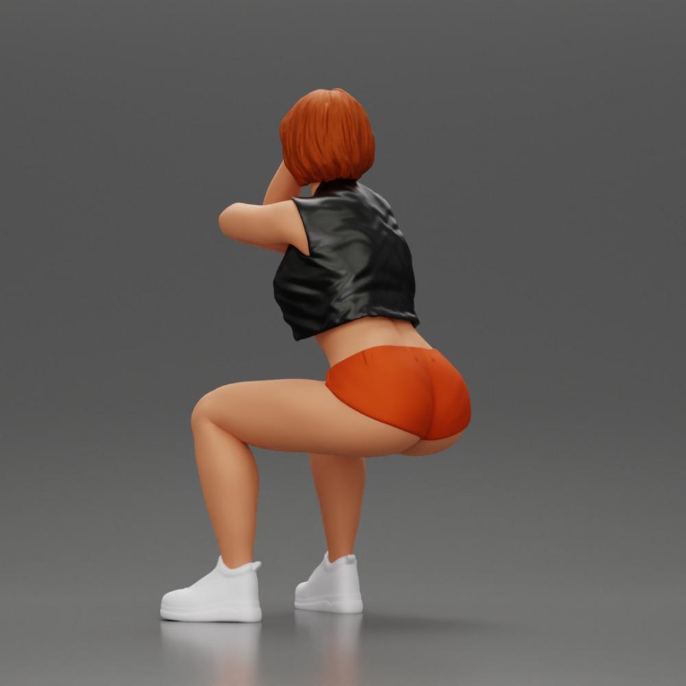 Diorama modelbouw productfoto 3: Zittende miniatuurfiguur: Vrouw met korte leren jas, top, shorts en sneakers (Ref Nr. A61)