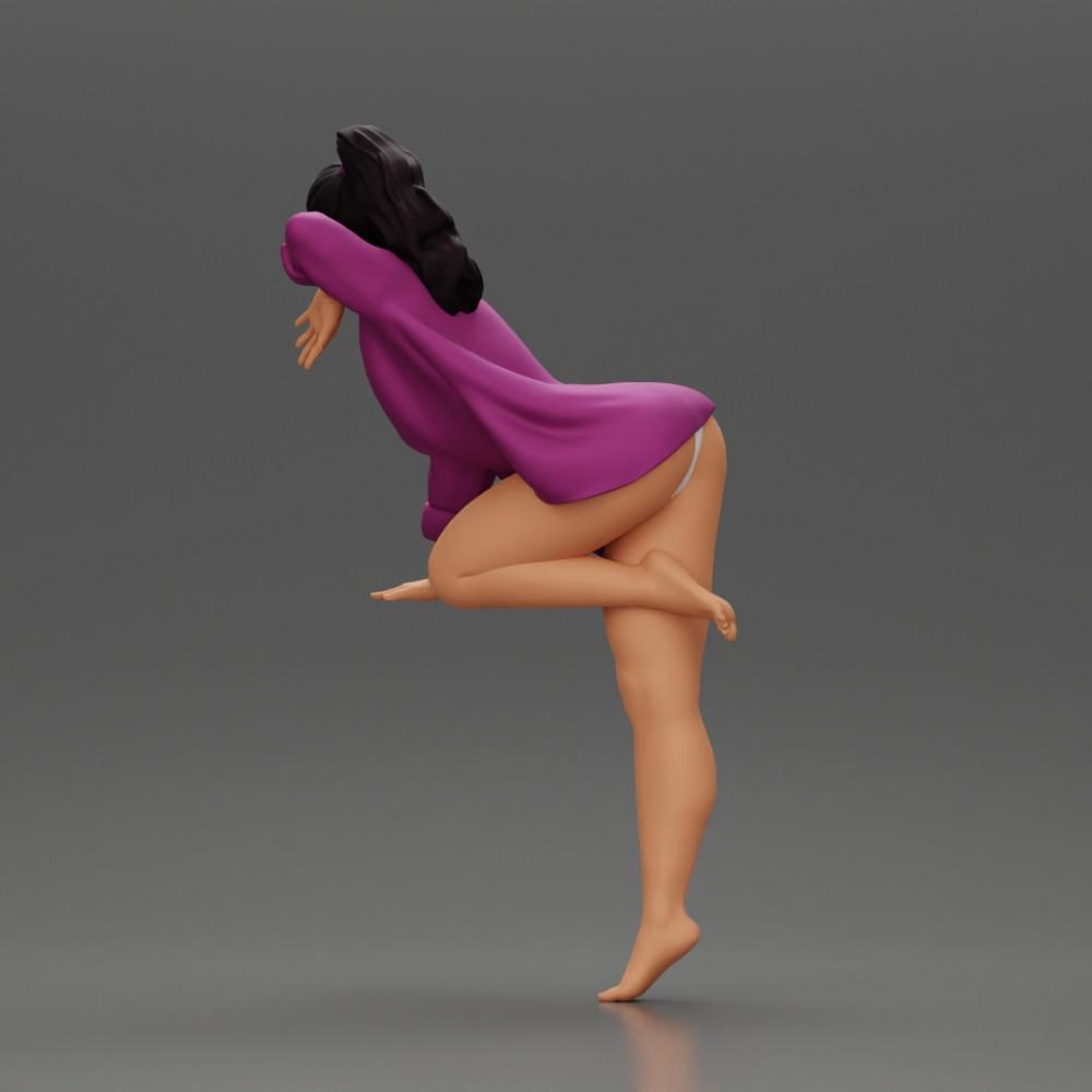 Diorama Modelbouw Productfoto 3: Diorama-miniatuur: Vrouwelijke figuur in lange blouse en bikini, leunend op de tafel (Ref Nr. A52)