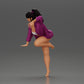 Diorama modelbouw productfoto 4: Diorama-miniatuur: Vrouwelijke figuur in lange blouse en bikini, leunend op tafel (Ref Nr. A52)