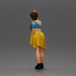 Diorama modelbouw productfoto 4: Miniatuurfiguur: Meisje in top & shorts, shirt om heup gebonden, arm omhoog (Ref Nr. A56)