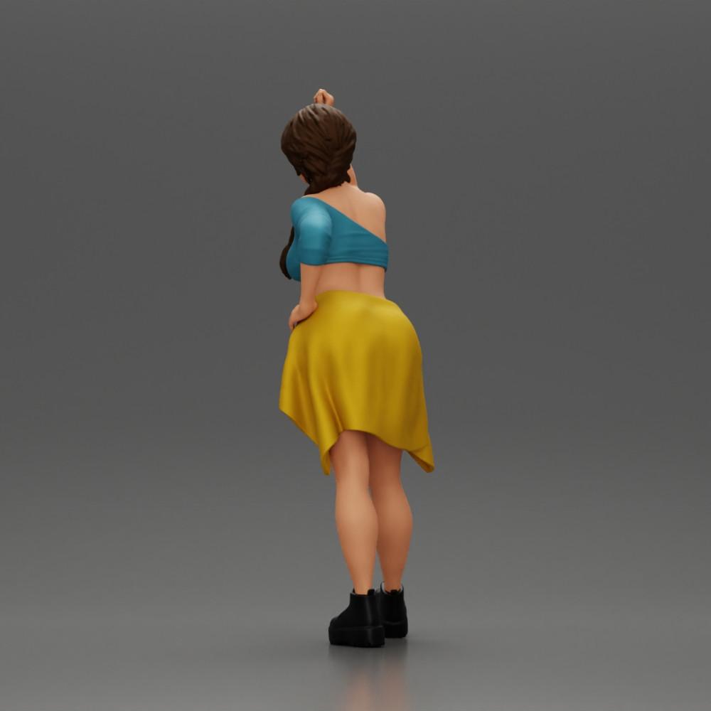Diorama modelbouw productfoto 4: Miniatuurfiguur: Meisje in top & shorts, shirt om heup gebonden, arm omhoog (Ref Nr. A56)