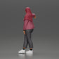 Diorama modelbouw productfoto 4: Diorama-figuur vrouw met hoofddoek en jas, leunend tegen de auto, arm uitgestrekt (Ref Nr. A59)