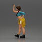 Diorama modelbouw productfoto 5: Miniatuurfiguur: Meisje in top & shorts, shirt om heup gebonden, arm omhoog (Ref Nr. A56)