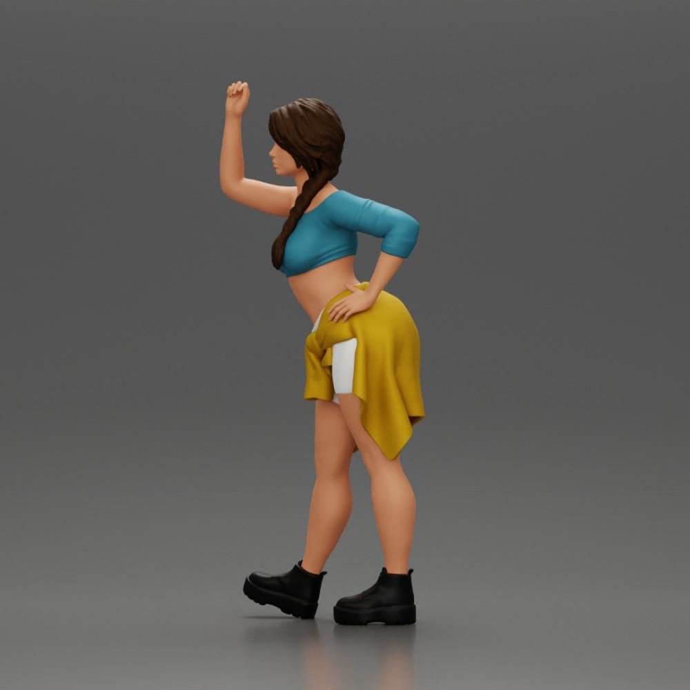 Diorama modelbouw productfoto 5: Miniatuurfiguur: Meisje in top & shorts, shirt om heup gebonden, arm omhoog (Ref Nr. A56)