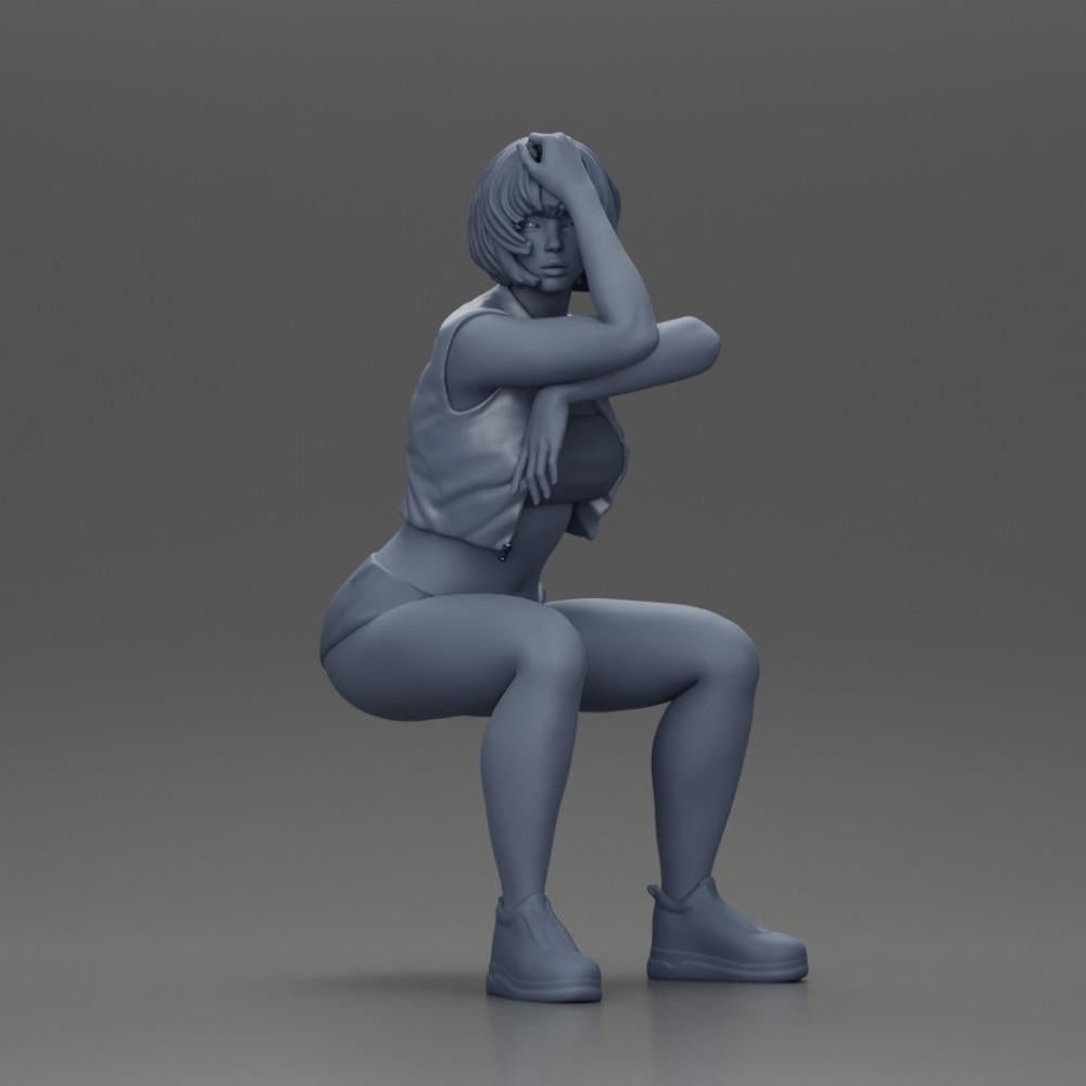 Diorama modelbouw productfoto 6: Zittende miniatuurfiguur: Vrouw met korte leren jas, top, shorts en sneakers (Ref Nr. A61)