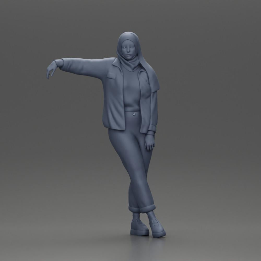 Diorama modelbouw productfoto 6: Diorama-figuur vrouw met hoofddoek en jas, leunend tegen de auto, arm uitgestrekt (Ref Nr. A59)