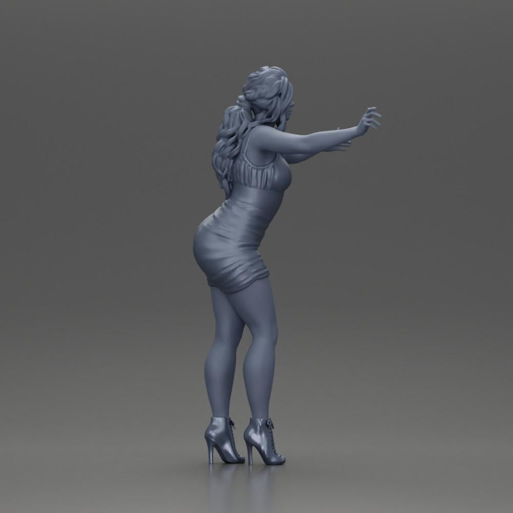 Diorama modelbouw productfoto 8: Diorama-figuur: Vrouw in knielang jurkje met hakken, uitgestrekte armen (Ref Nr. A58)