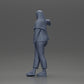 Diorama modelbouw productfoto 10: Diorama-figuur vrouw met hoofddoek en jas, leunend tegen de auto, arm uitgestrekt (Ref Nr. A59)