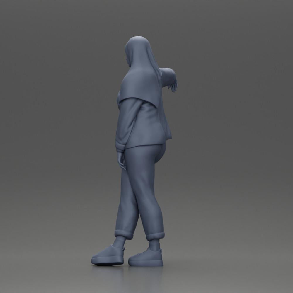 Diorama modelbouw productfoto 10: Diorama-figuur vrouw met hoofddoek en jas, leunend tegen de auto, arm uitgestrekt (Ref Nr. A59)