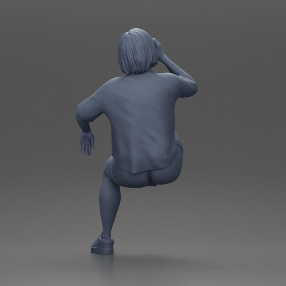 Diorama modelbouw productfoto 10: Miniatuur: Zittende jonge vrouw op stoel, gebogen been, drinkt uit een beker (Ref Nr. A57)