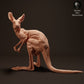 Productfoto dierenfiguur Animal Den Miniatures 0: wildedierfiguur: jong rood reuzenkangoeroe (23_04_05)