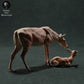 Productfoto dierenfiguur Animal Den Miniatures 1: wilddierenfiguur: edelhertkoe met kalf (22_11_10)