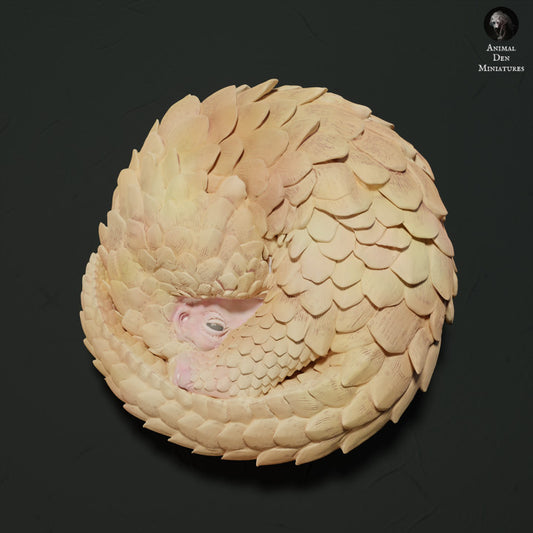 Productfoto dierenfiguur Animal Den Miniatures 0: Wilddierfiguur: Maleis schubdier - opgerold (23_05_09)