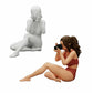 Diorama modelbouw productfoto 0: Fotograaf in bikini zit en houdt een camera vast (Ref Nr. A35)