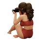 Diorama modelbouw productfoto 0: Fotograaf in bikini zit en houdt een camera vast (Ref Nr. A35)