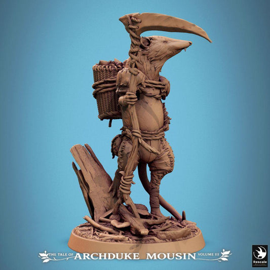 Productfoto Tabletop 28mm Lord of the Print (LotP) 0: Tabletop Miniatuur: Muizen-Woudloper Ranger en Verkenner - Diermens in Spitsmuis-Uiterlijk (Etruskische Spitsmuis) met Zeis, Wandelstok en Draagmand (25_07_K7)