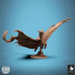 Productfoto Tabletop 28mm Lord of the Print (LotP) 0: Fantasy Figuur: Gouden Draak (Gold Dragon) - legendarisch vliegend beest in dynamische vliegpose met uitgespreide vleugels, Wyvern/Lindwurm, Baasmonster (24_11_A1)