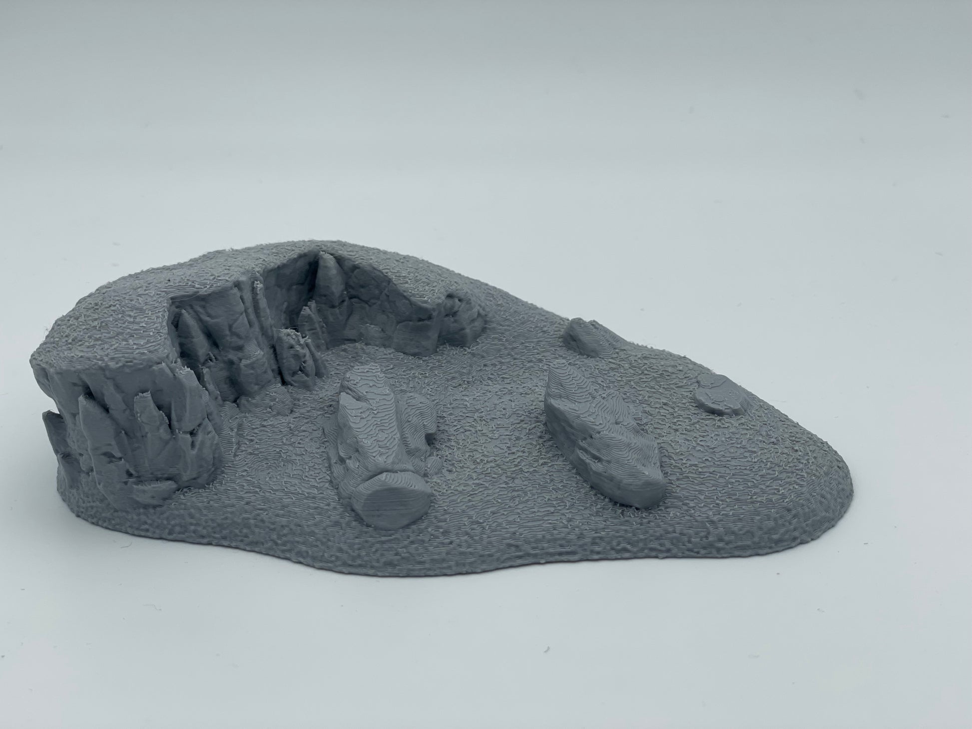 Produktfoto Tabletop 28mm The Printing Goes Ever On (TPGEO)  0: Hügel Terrain Typ D - Sanfte Erhebung in Graslandschaft - Felsen