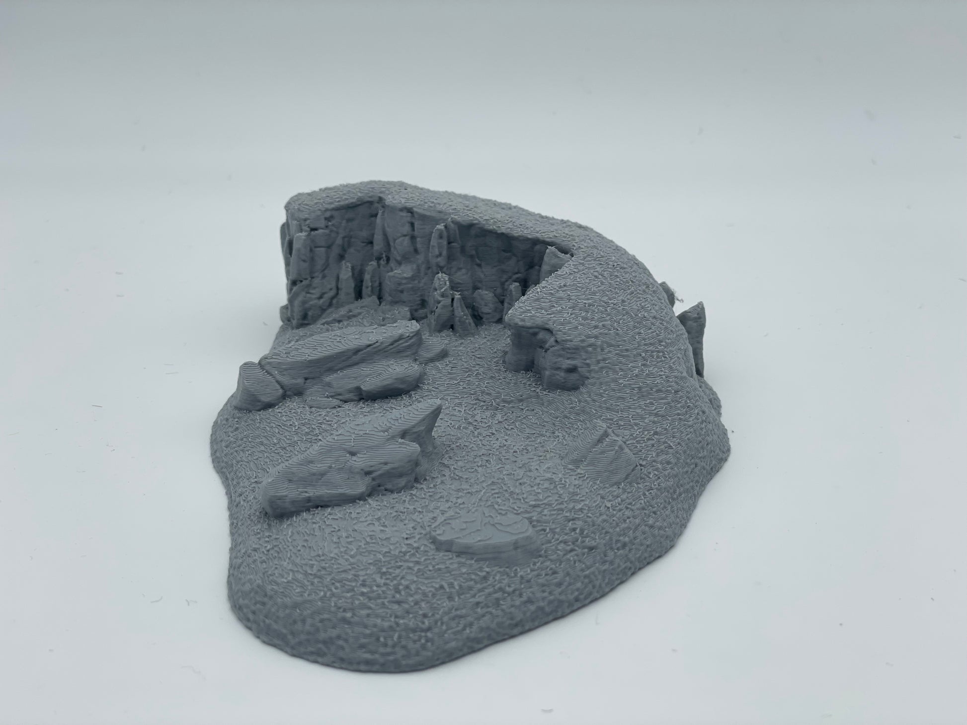 Produktfoto Tabletop 28mm The Printing Goes Ever On (TPGEO)  0: Hügel Terrain Typ D - Sanfte Erhebung in Graslandschaft - Felsen