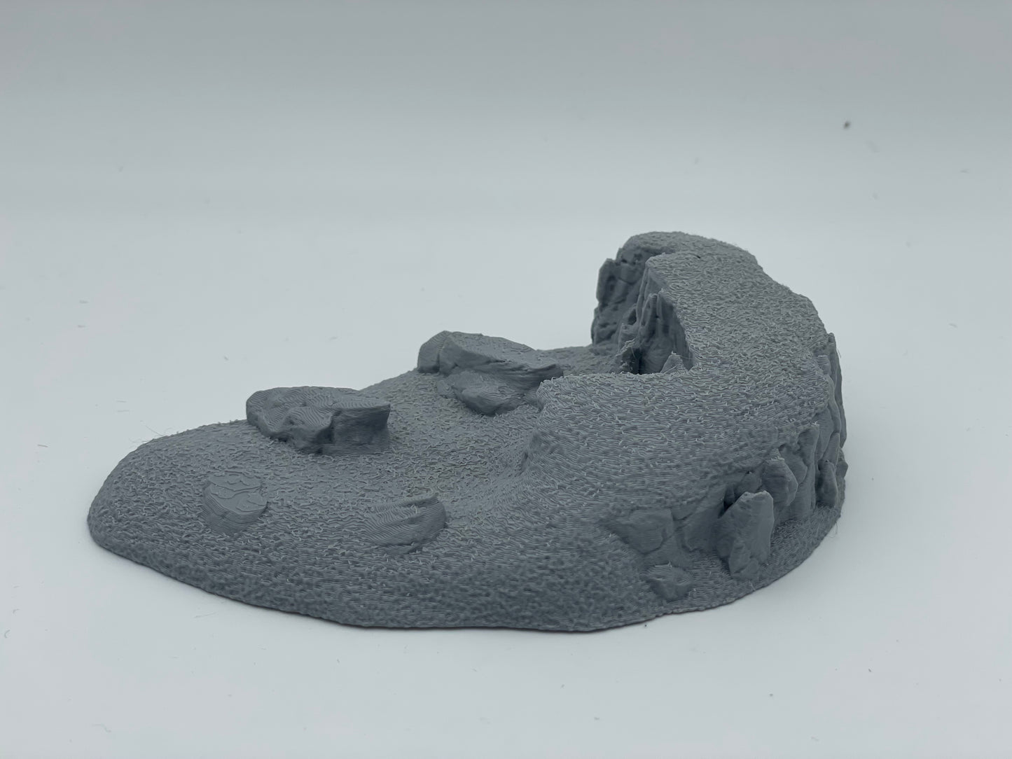 Produktfoto Tabletop 28mm The Printing Goes Ever On (TPGEO)  0: Hügel Terrain Typ D - Sanfte Erhebung in Graslandschaft - Felsen