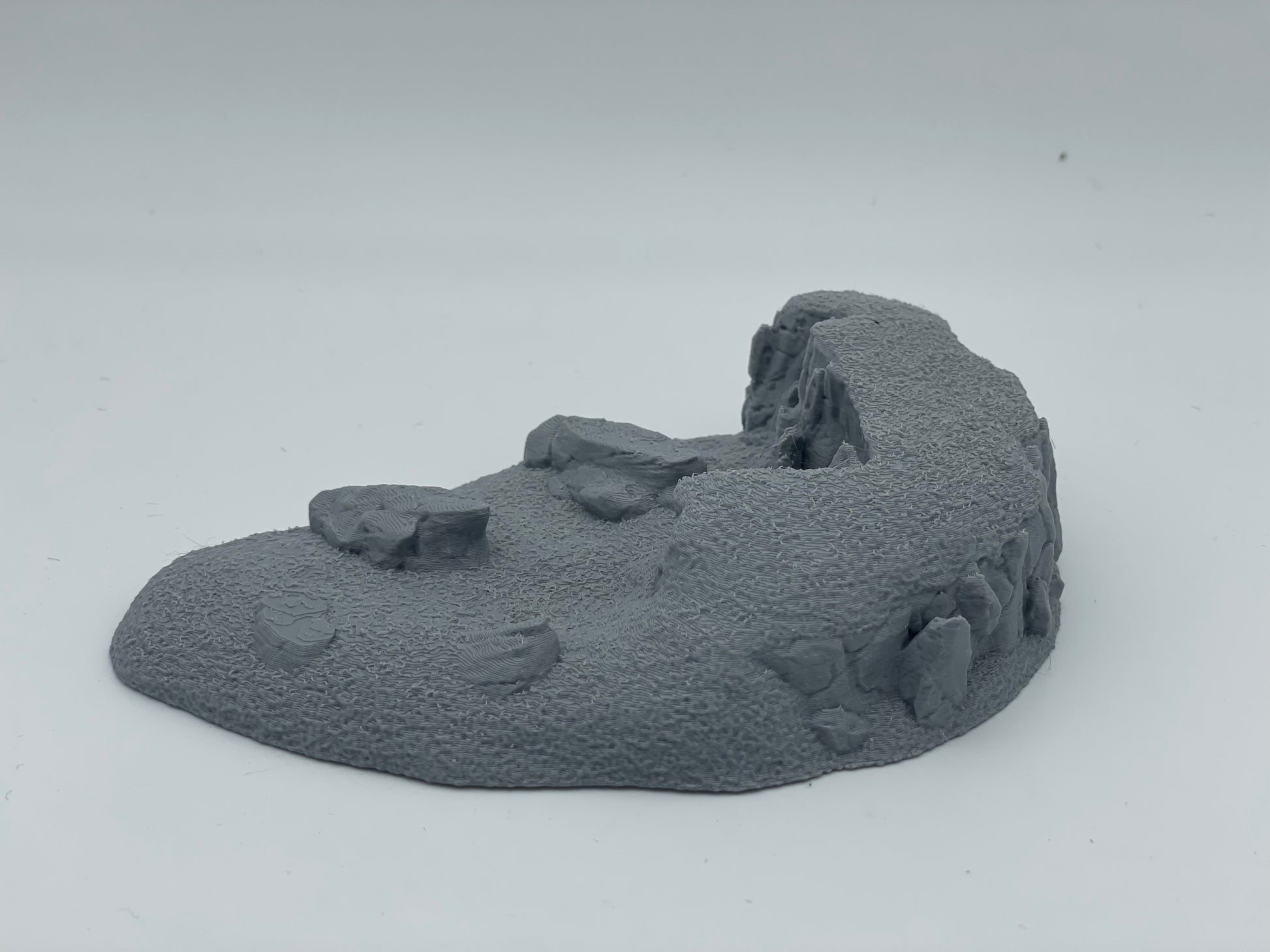 Produktfoto Tabletop 28mm The Printing Goes Ever On (TPGEO)  0: Hügel Terrain Typ D - Sanfte Erhebung in Graslandschaft - Felsen