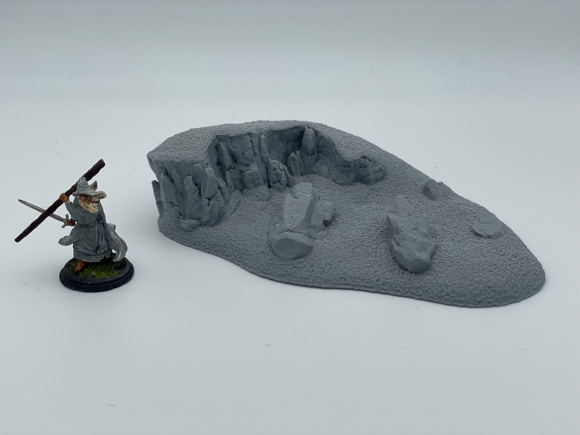 Produktfoto Tabletop 28mm The Printing Goes Ever On (TPGEO)  0: Hügel Terrain Typ D - Sanfte Erhebung in Graslandschaft - Felsen