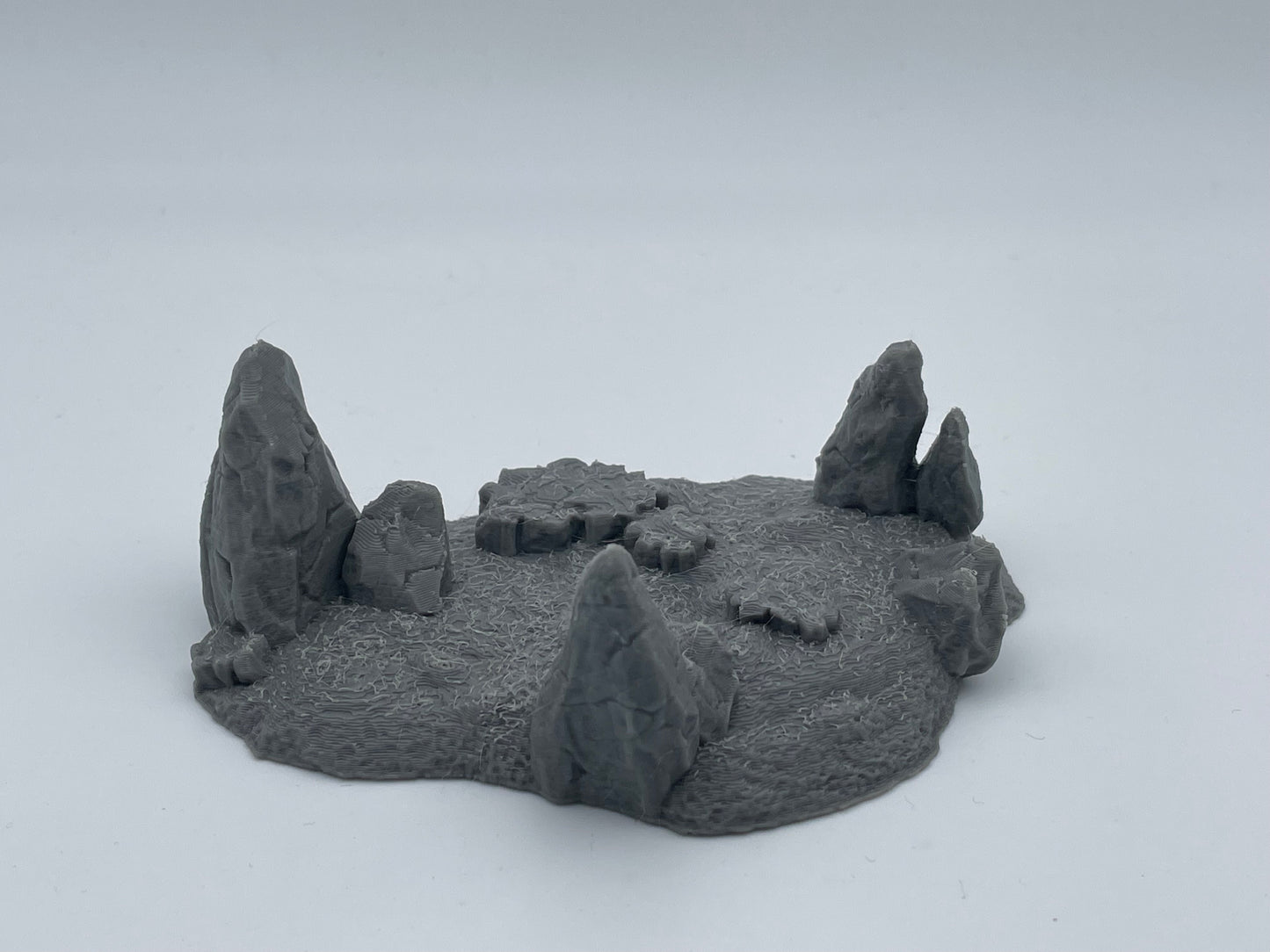 Produktfoto Tabletop 28mm The Printing Goes Ever On (TPGEO)  0: Hügel Terrain Typ G - Sanfte Erhebung in Graslandschaft - Felsen