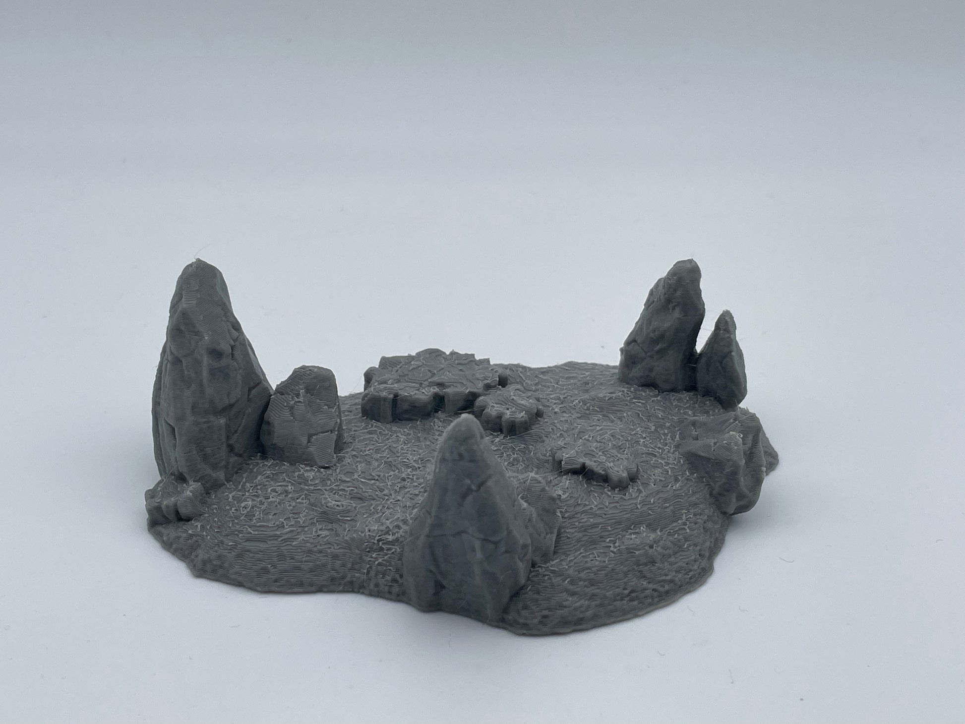 Produktfoto Tabletop 28mm The Printing Goes Ever On (TPGEO)  0: Hügel Terrain Typ G - Sanfte Erhebung in Graslandschaft - Felsen