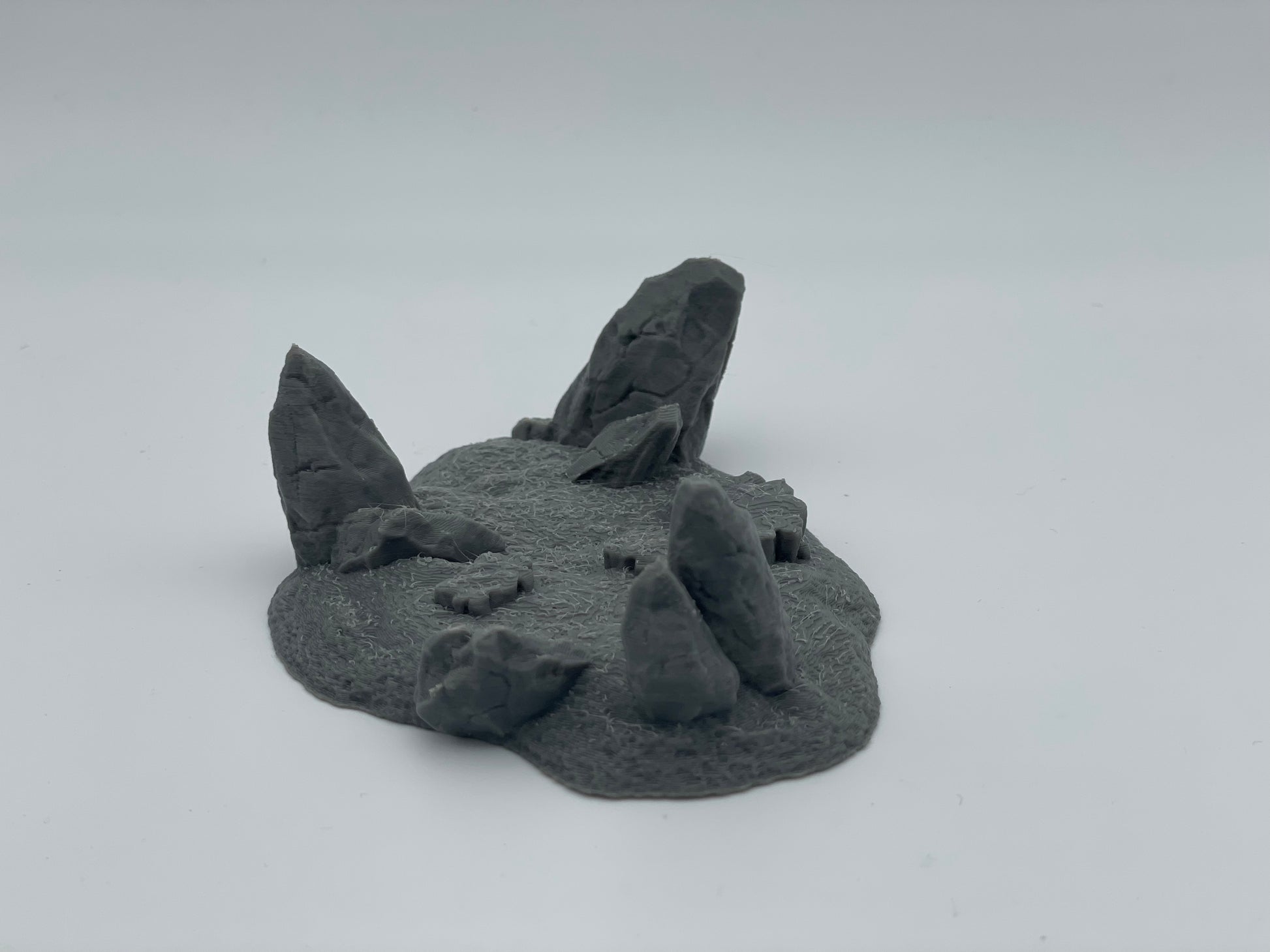 Produktfoto Tabletop 28mm The Printing Goes Ever On (TPGEO)  0: Hügel Terrain Typ G - Sanfte Erhebung in Graslandschaft - Felsen