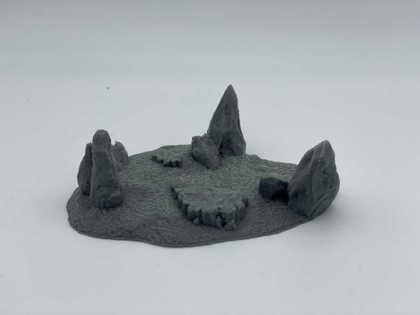 Produktfoto Tabletop 28mm The Printing Goes Ever On (TPGEO)  0: Hügel Terrain Typ G - Sanfte Erhebung in Graslandschaft - Felsen