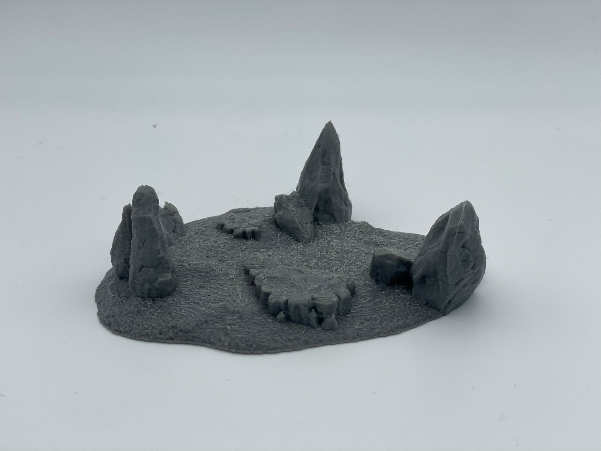 Produktfoto Tabletop 28mm The Printing Goes Ever On (TPGEO)  0: Hügel Terrain Typ G - Sanfte Erhebung in Graslandschaft - Felsen