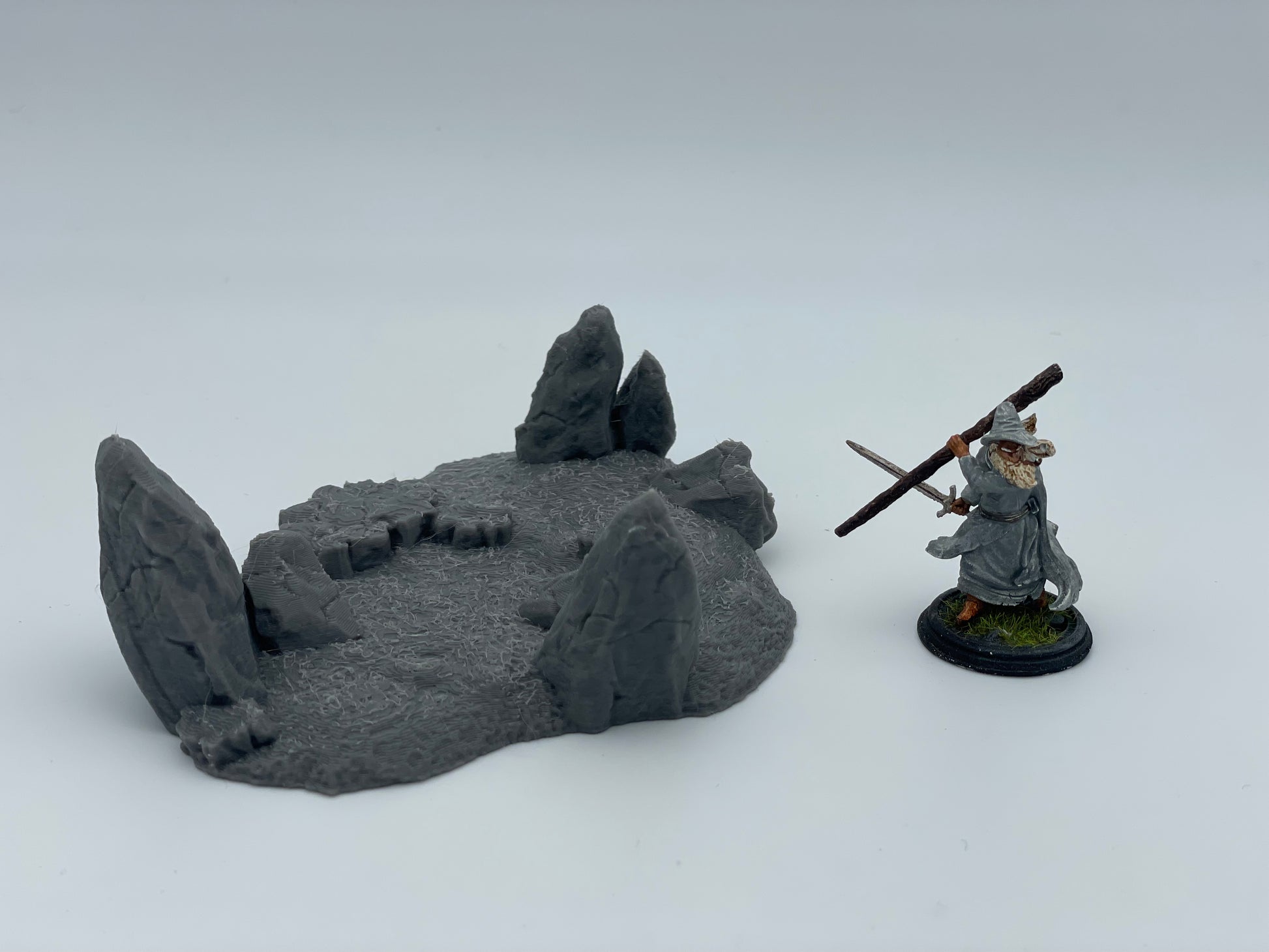 Produktfoto Tabletop 28mm The Printing Goes Ever On (TPGEO)  0: Hügel Terrain Typ G - Sanfte Erhebung in Graslandschaft - Felsen