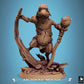 Productfoto Tabletop 28mm Lord of the Print (LotP) 0: Fantasy Miniatuur: Knaagdierschamaan en Druïde, Bosmagier met knorrige staf in dynamische spronghouding op bosbasis, karaktermodel Muis/Rat (25_07_Q7)