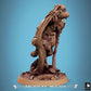 Productfoto Tabletop 28mm Lord of the Print (LotP) 1: Fantasy Miniatuur: Knaagdierschamane en Druïde, Bosmagier met knorrige staf in dynamische spronghouding op bosbasis, karaktermodel Muis/Rat (25_07_Q7)