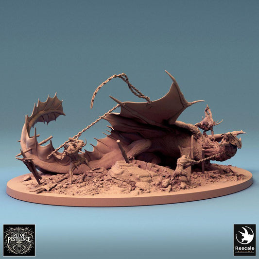 Productfoto Tabletop 28mm Lord of the Print (LotP) 0: Tabletop Miniatuur: Messingdraken Brass Dragon - Grote Draak, Wyrm; Draakjager Boss-Encounter als Jacht-scène met Kettingen en Speer op Diorama-Basis (24_08_A1)