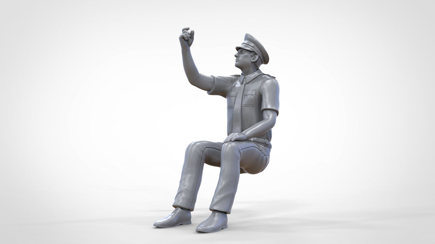 Productfoto 0: Zittende piloot in uniform: Vliegtuigpersoneel - bedient schakelaar