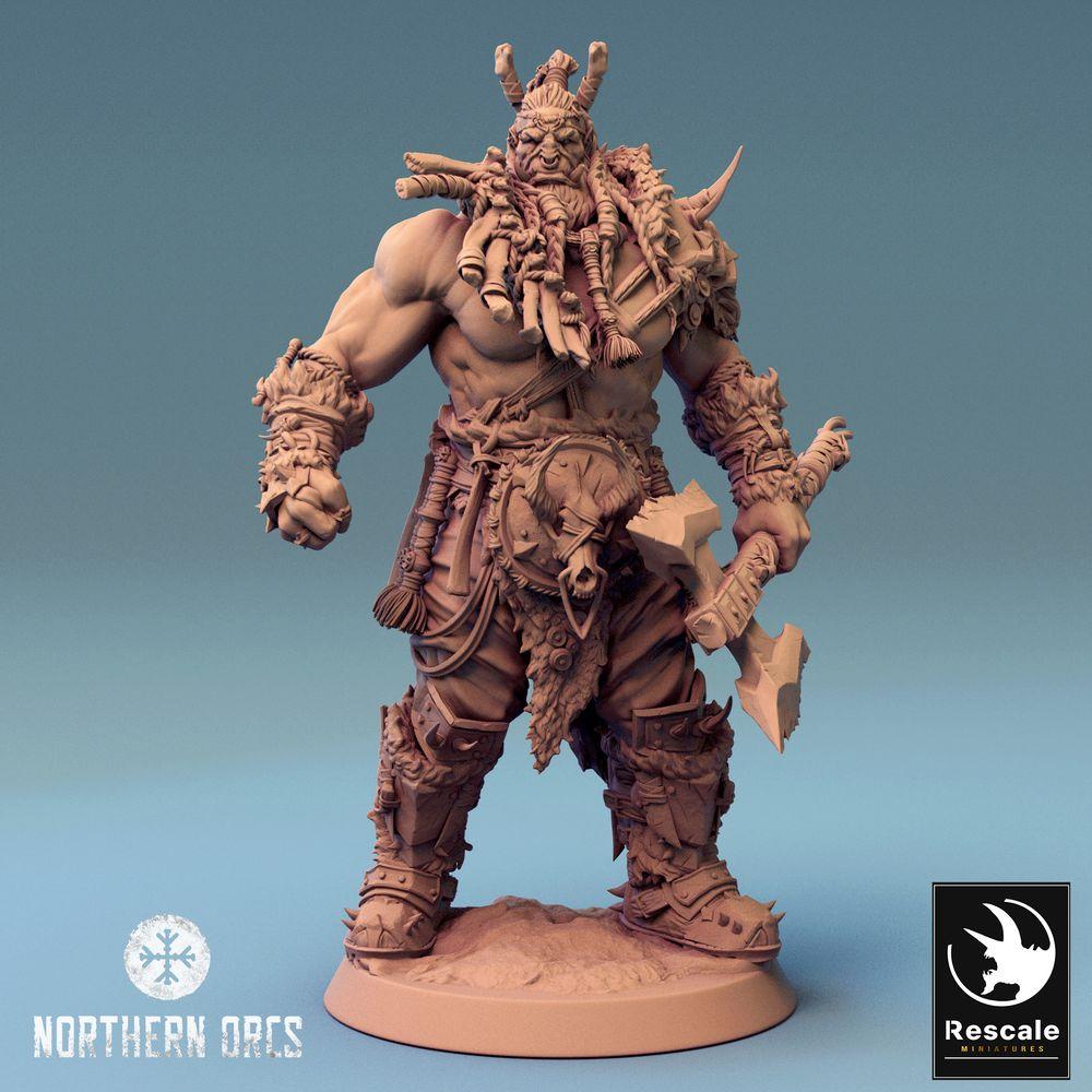 Productfoto Tabletop 28mm Lord of the Print (LotP) 0: Fantasy Figuur: Ork Warlord / Oorlogshoofd Azhrog, Barbar-Kampioen met gekartelde Tweehandige Bijl (24_04_E3)