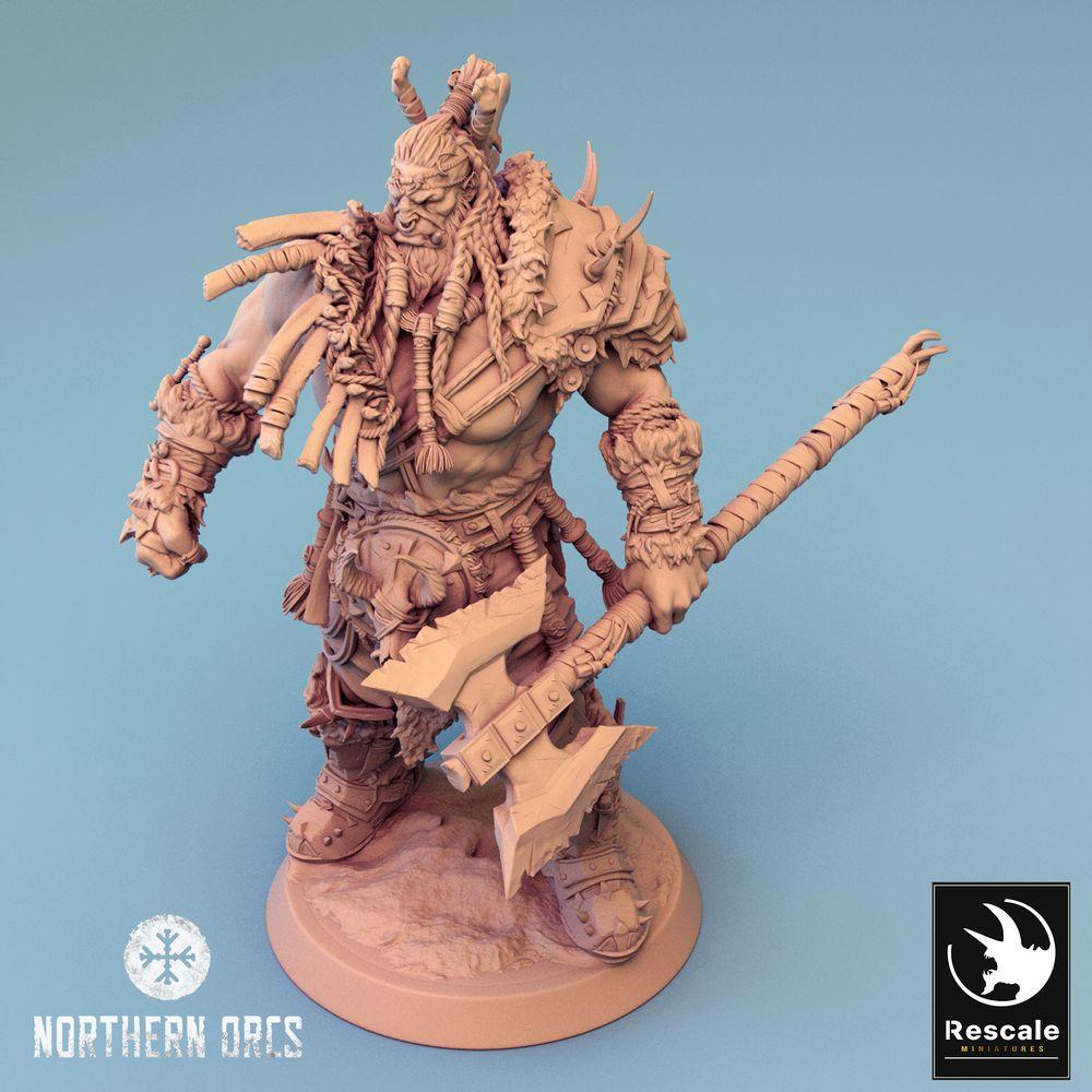 Productfoto Tabletop 28mm Lord of the Print (LotP) 0: Fantasy Figuur: Ork Warlord / Oorlogsleider Azhrog, Barbar-Kampioen met getande Tweehandige Bijl (24_04_E3)